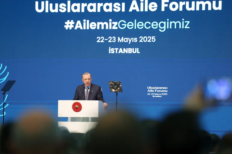 الرئيس التركي رجب طيب أردوغان يتحدث في منتدى الأسرة بإسطنبول (الأناضول)