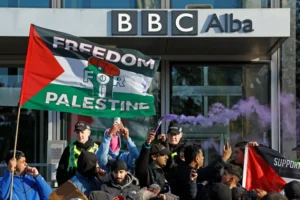هيئة الإذاعة البريطانية سبق وأن تعرضت لانتقادات عديدة مدة أشهر بسبب تغطيتها للحرب في قطاع غزة (غيتي)