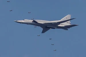 قاذفة إستراتيجية روسية من طراز تو-22 (رويترز-أرشيف)