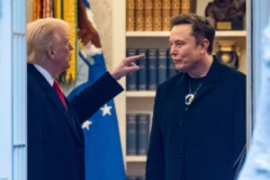 قال الرئيس الأميركي دونالد ترامب إن علاقته قد انتهت بحليفه السابق إيلون ماسك، محذرا إياه من مغبة تمويل مرشحين للحزب الديمقراطي، وذلك في أحدث حلقة من الانهيار المدوي للتحالف الوثيق بين الرجلين.