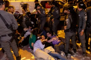 الشرطة الإسرائيلية تشتبك مع متظاهرين أمام مقر حزب الليكود الذي يتزعمه نتنياهو (غيتي)