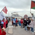 مجموعة من المتضامنين ودعوا المشاركين في الأسطول بمشاعر جياشة (الجزيرة)