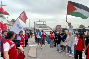 مجموعة من المتضامنين ودعوا المشاركين في الأسطول بمشاعر جياشة (الجزيرة)