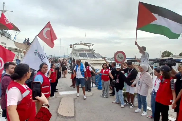 مجموعة من المتضامنين ودعوا المشاركين في الأسطول بمشاعر جياشة (الجزيرة)