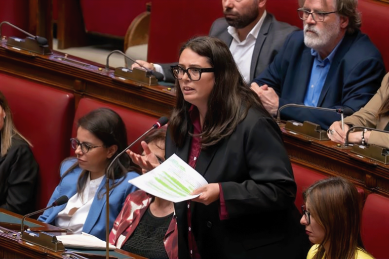 النائبة ستيفانيا أسكاري طالبت الحكومة بمعاقبة إسرائيل لإجبارها على وقف الإبادة في غزة (الجزيرة نت)