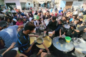 الحرب الإسرائيلية على غزة فتكت بأطفال القطاع وعبثت بأولوياتهم وحرمتهم من حقهم بالتعليم (الجزيرة)