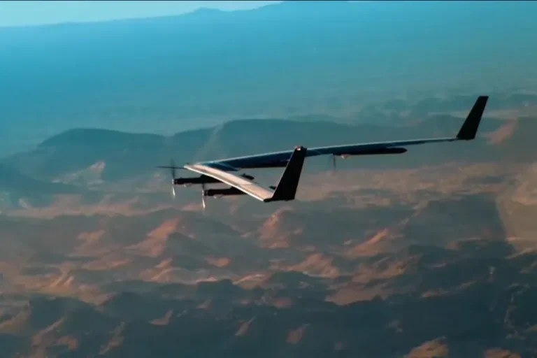الباحثون حذروا من أن أسرابا ضخمة من الطائرات المسيرة والتي يسهل إنتاجها بكميات هائلة، يمكن أن تلحق أضرارا كبيرة بالسفن الحربية المعقدة والمكلفة. (الجزيرة)
