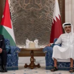 العاهل الأردني عبد الله الثاني (يسار) أكد خلال اتصال هاتفي بأمير دولة قطر الشيخ تميم بن حمد آل ثاني أن "أمن قطر من أمن الأردن" (الديوان الأميري)