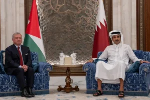 العاهل الأردني عبد الله الثاني (يسار) أكد خلال اتصال هاتفي بأمير دولة قطر الشيخ تميم بن حمد آل ثاني أن "أمن قطر من أمن الأردن" (الديوان الأميري)