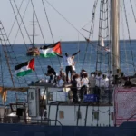 أحد قوارب "أسطول الصمود العالمي" يغادر ميناء برشلونة متجها لكسر حصار غزة (الفرنسية)