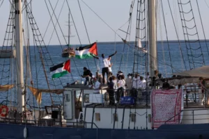 أحد قوارب "أسطول الصمود العالمي" يغادر ميناء برشلونة متجها لكسر حصار غزة (الفرنسية)