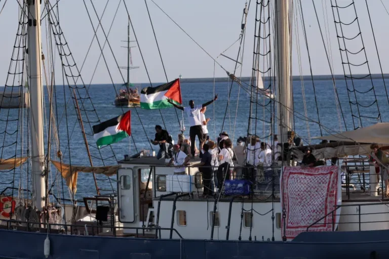 أحد قوارب "أسطول الصمود العالمي" يغادر ميناء برشلونة متجها لكسر حصار غزة (الفرنسية)