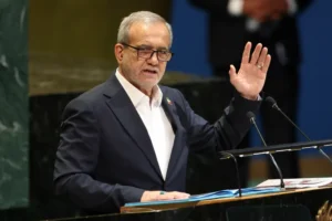 بزشكيان أكد أن بلاده مستعدة لمواجهة أي سيناريوهات محتملة بعد فرض العقوبات عليها (الفرنسية)