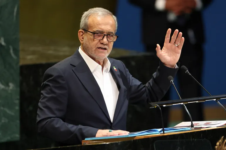 بزشكيان أكد أن بلاده مستعدة لمواجهة أي سيناريوهات محتملة بعد فرض العقوبات عليها (الفرنسية)