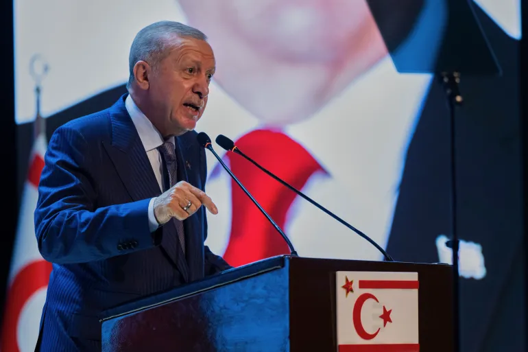 أردوغان: رغم ما تشهده منطقتنا من ظلم وغياب للعدالة، فإننا لن نسمح لليأس أبدا بالسيطرة علينا (أسوشيتد برس)