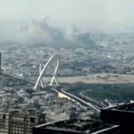 دخان يتصاعد في سماء الدوحة عقب الهجوم الإسرائيلي (أسوشيتد برس)