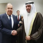 وزير الخارجية الكويتي عبد الله اليحيا (يمين) يصافح وزير الخارجية الروسي سيرغي لافروف على هامش اجتماع سوتشي (أسوشيتد برس)