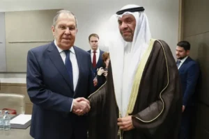 وزير الخارجية الكويتي عبد الله اليحيا (يمين) يصافح وزير الخارجية الروسي سيرغي لافروف على هامش اجتماع سوتشي (أسوشيتد برس)