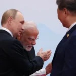 الرئيس الصيني شي جين بينغ (يمين)، ورئيس الوزراء الهندي ناريندرا مودي (وسط)، والرئيس الروسي فلاديمير بوتين (الثاني من اليسار) في قمة شنغهاي (وكالة الأنباء الأوروبية)