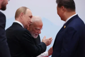الرئيس الصيني شي جين بينغ (يمين)، ورئيس الوزراء الهندي ناريندرا مودي (وسط)، والرئيس الروسي فلاديمير بوتين (الثاني من اليسار) في قمة شنغهاي (وكالة الأنباء الأوروبية)