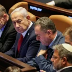 نتنياهو (الثاني من اليسار) أصدر تعليماته لجميع المسؤولين الأمنيين بالاستعداد لاحتمالية اغتيال قادة حماس (رويترز)