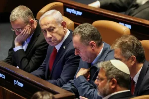 نتنياهو (الثاني من اليسار) أصدر تعليماته لجميع المسؤولين الأمنيين بالاستعداد لاحتمالية اغتيال قادة حماس (رويترز)