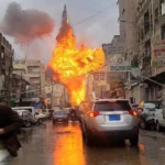 كرة لهب ترتفع من موقع غارة جوية إسرائيلية في صنعاء يوم 24 أغسطس/آب 2025 (رويترز)