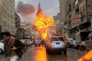 كرة لهب ترتفع من موقع غارة جوية إسرائيلية في صنعاء يوم 24 أغسطس/آب 2025 (رويترز)