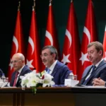 يلماز أكد على أن الاقتصاد التركي يواصل الحفاظ على توازنه رغم الضغوط العالمية (الأناضول)