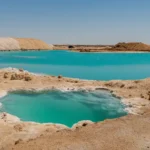 هذه الظاهرة طبيعية، ولا تمثل أي تهديد بيئي مباشر سوى شغل مساحات بمياه عالية الملوحة (شترستوك)