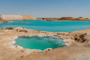 هذه الظاهرة طبيعية، ولا تمثل أي تهديد بيئي مباشر سوى شغل مساحات بمياه عالية الملوحة (شترستوك)