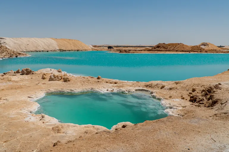 هذه الظاهرة طبيعية، ولا تمثل أي تهديد بيئي مباشر سوى شغل مساحات بمياه عالية الملوحة (شترستوك)