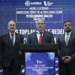 ممثلو شركات الاتصالات الثلاث الكبرى خلال مناقصة إطلاق الجيل الخامس للاتصالات (الأناضول)