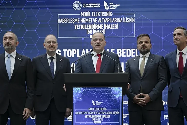 ممثلو شركات الاتصالات الثلاث الكبرى خلال مناقصة إطلاق الجيل الخامس للاتصالات (الأناضول)