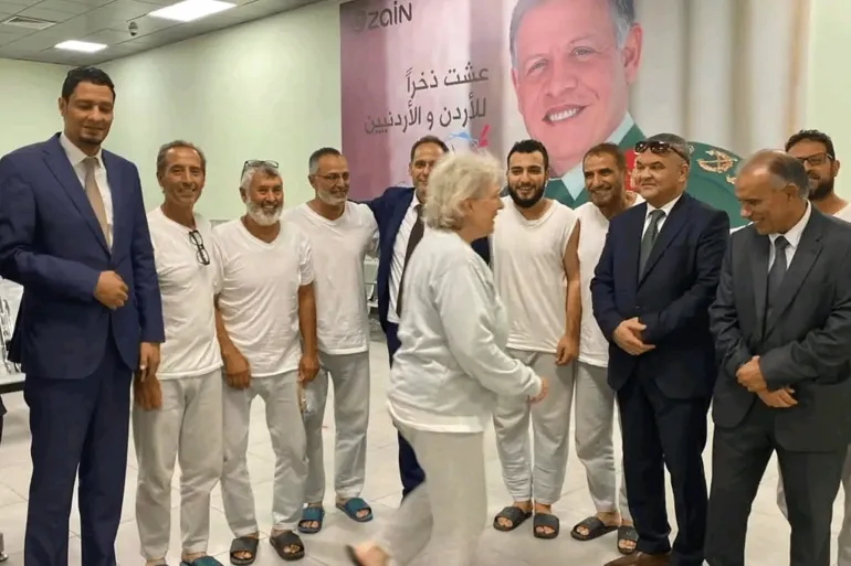 ناشطون أفرج عنهم لحظة وصولهم المركز الحدودي في جسر الملك حسين (مواقع التواصل)