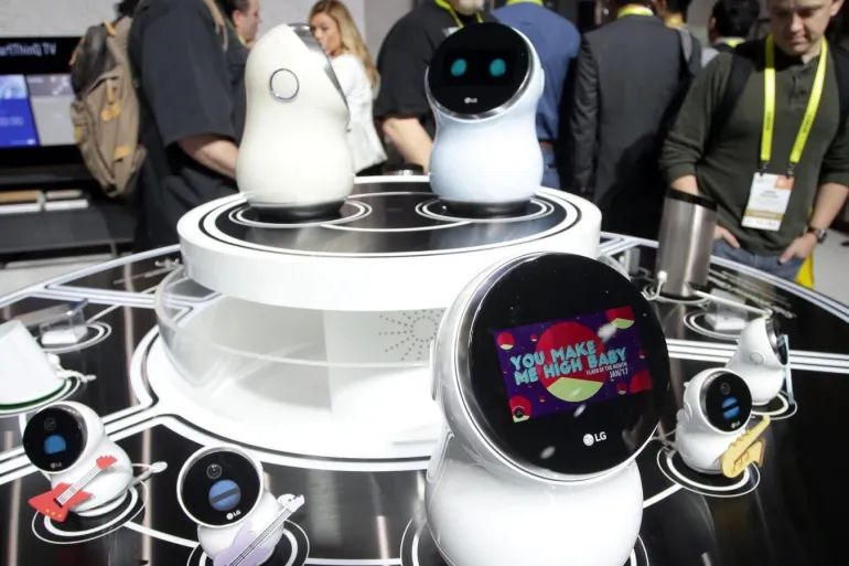 يدفع الذكاء الاصطناعي العالم نحو الثورة الصناعية الرابعة، حيث يرتكز كل شيء على الكفاءة، وقابلية التوسع، وقبل كل شيء اتخاذ القرار الذكي (وكالة الأنباء الأوروبية)