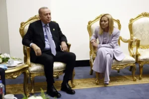 رئيسة وزراء إيطاليا جورجا ميلوني (يمين) والرئيس التركي رجب طيب أردوغان (أسوشيتد برس)