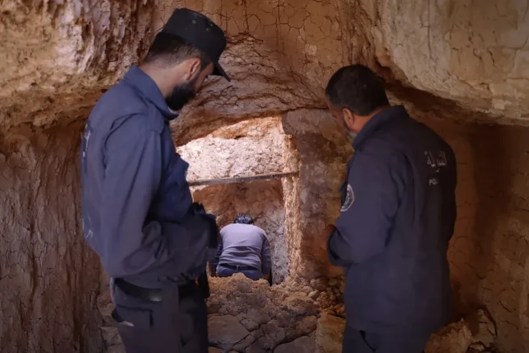 السجن عبارة عن مخبأ تحت الأرض مزود بباب حديدي مغلق (سانا)