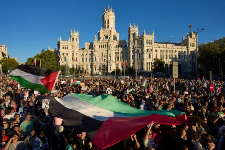 مظاهرات حاشدة في مدريد قبل يومين للمطالبة بوقف الإبادة الإسرائيلية في قطاع غزة (أسوشيتد برس)