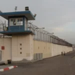 سجن النقب يضم آلاف المعتقلين الفلسطينيين (الصحافة الفلسطينية)