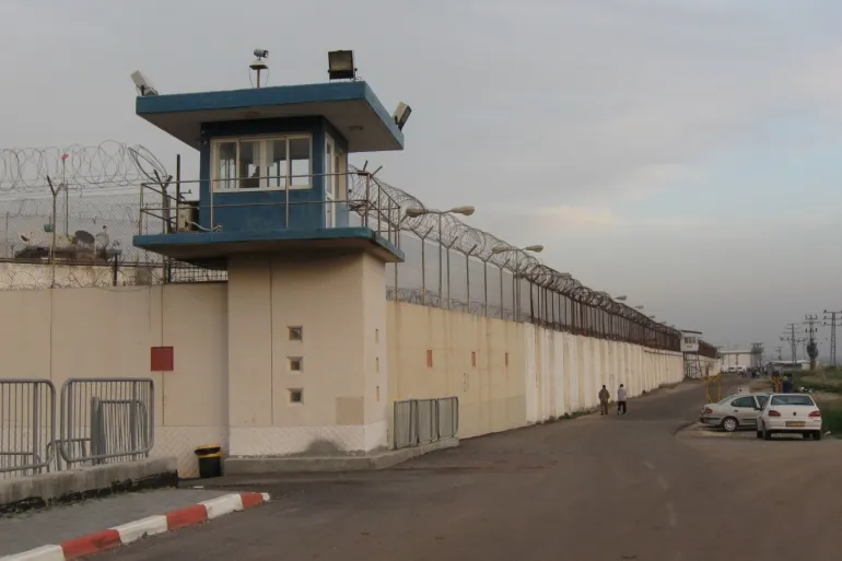 سجن النقب يضم آلاف المعتقلين الفلسطينيين (الصحافة الفلسطينية)