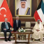 أمير الكويت الشيخ مشعل الأحمد الجابر الصباح (يمين) استقبل الرئيس التركي رجب طيب أردوغان بمراسم رسمية (الأناضول)