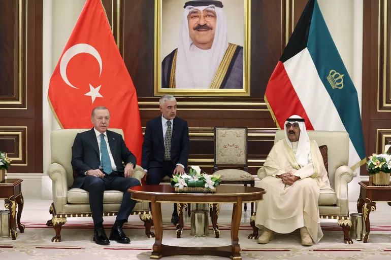 أمير الكويت الشيخ مشعل الأحمد الجابر الصباح (يمين) استقبل الرئيس التركي رجب طيب أردوغان بمراسم رسمية (الأناضول)