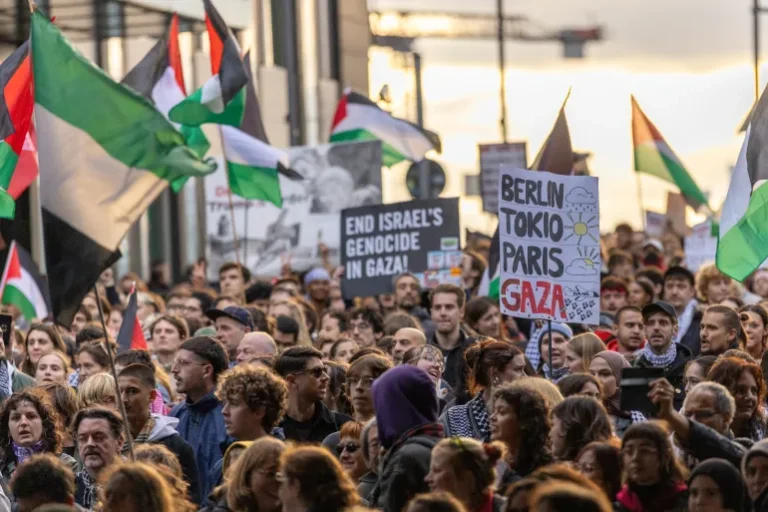 مظاهرة حاشدة في برلين دعما لغزة ومطالبة لفرض عقوبات على إسرائيل (غيتي)