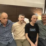 الأسيران عماد وجهاد الروم (وسط) بين شقيقيهما في القاهرة بعد الإفراج عنهما في صفقة التبادل (الجزيرة)