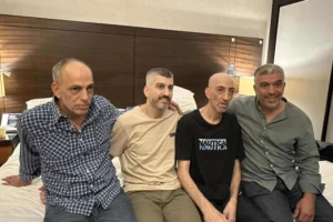 الأسيران عماد وجهاد الروم (وسط) بين شقيقيهما في القاهرة بعد الإفراج عنهما في صفقة التبادل (الجزيرة)