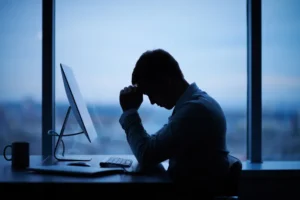 ظاهرة "الإنهاك الرقمي" باتت تؤثر على الصحة النفسية للموظفين (شترستوك)