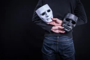 بعض نجوم هوليوود وكتّاب السيناريو تجاوزوا الشاشة ليمارسوا التجسس فعليا وفق وثائق ومذكرات الحرب الباردة (شترستوك)