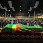 الصلاة على مفتي إثيوبيا الراحل الحاج عمر إدريس في مسجد بنين الكبير (التلفزيون الإثيوبي)