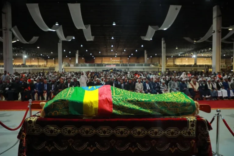 الصلاة على مفتي إثيوبيا الراحل الحاج عمر إدريس في مسجد بنين الكبير (التلفزيون الإثيوبي)